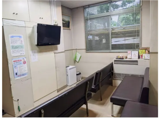 診察室と椅子やテレビの様子