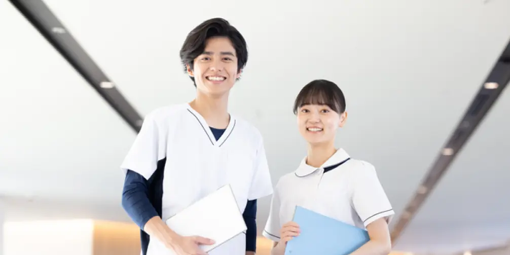 笑顔の医療スタッフ2人